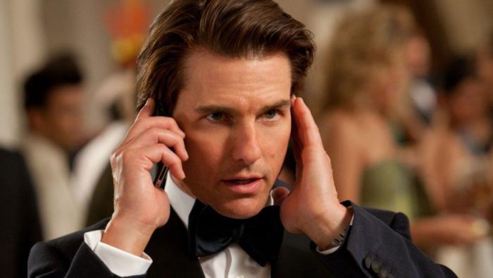 Tom Cruise qui téléphone dans Mission Impossible