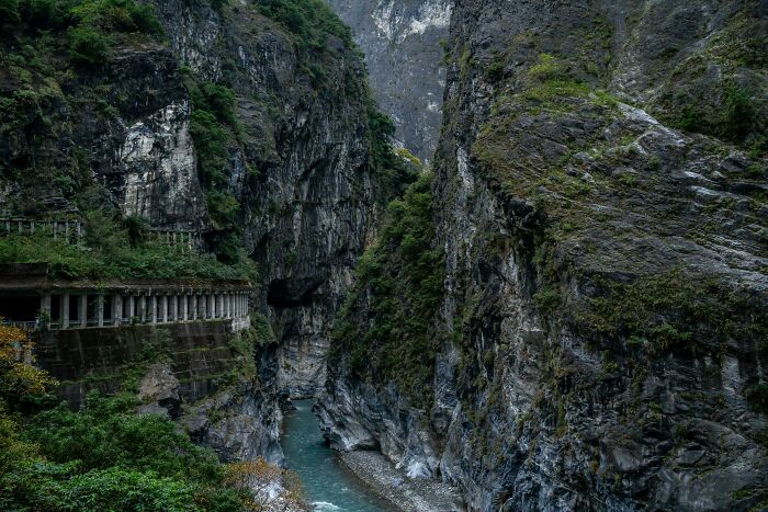 uen route dans la montagne