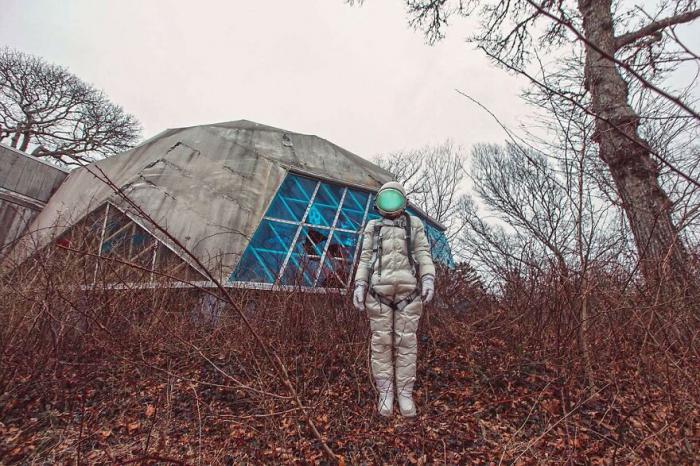 astronaute devant un dome