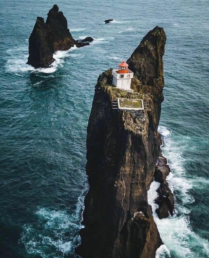 une maison sur un rocher
