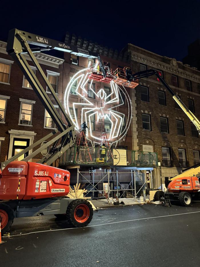 Installation du logo du Spider-Verse à New York