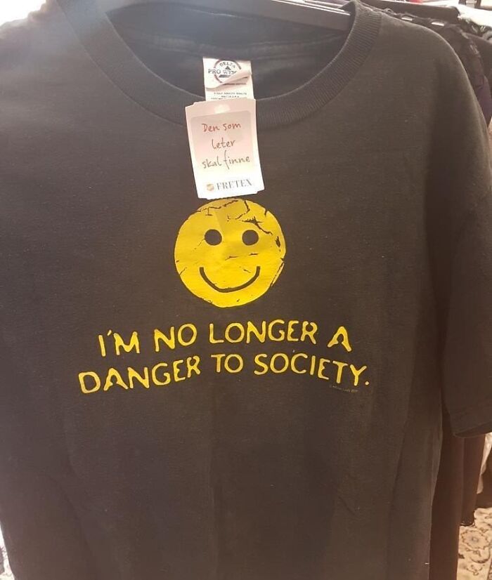 un tshirt avec un emoji