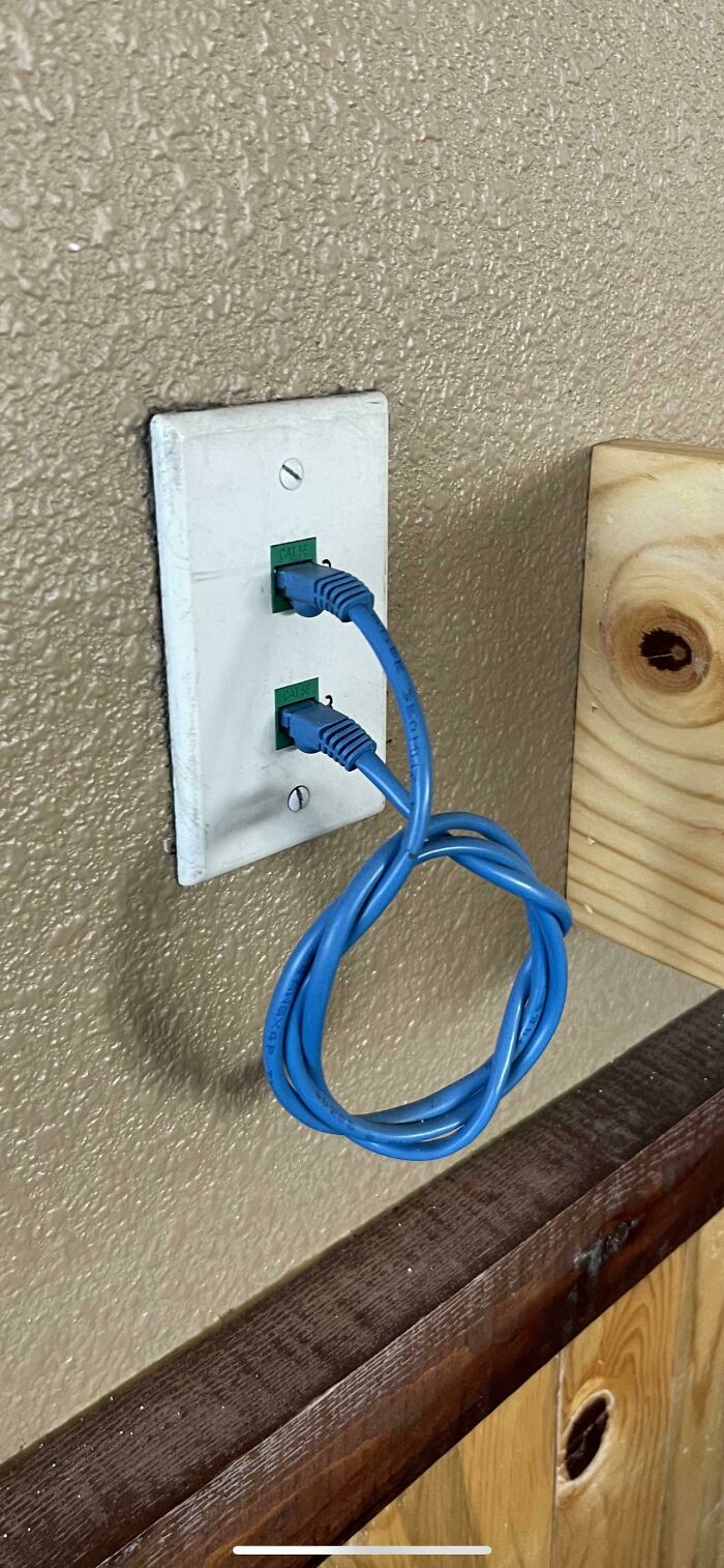 un cable ethernet bleu