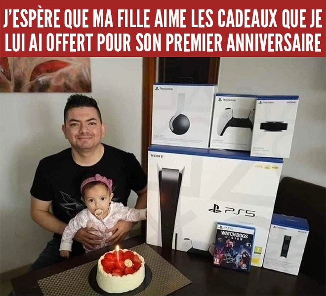 Un père de famille qui offre une PS5 à sa fille