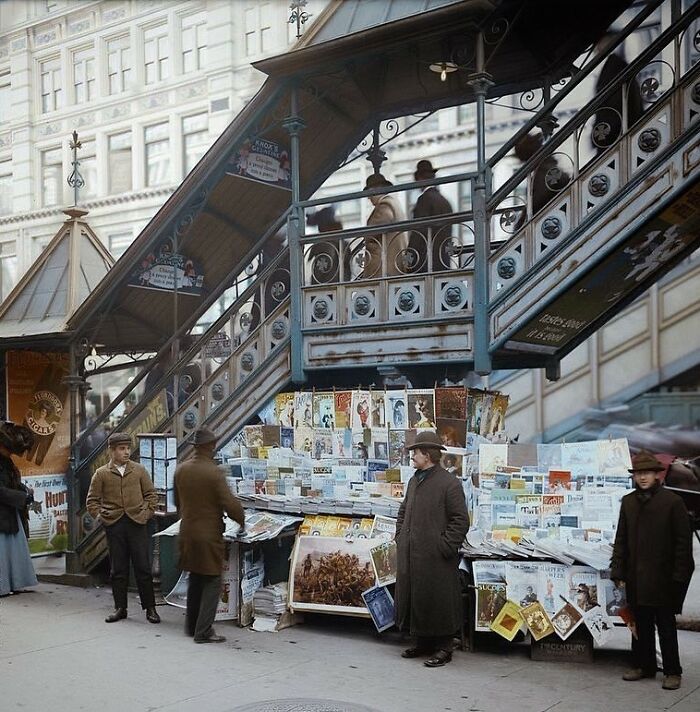 Un kiosque à journaux sur la 23e et la 6e Avenue à New York photographié en 1903