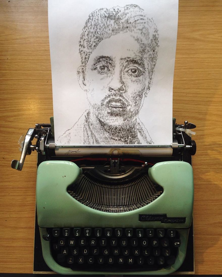 Armé d'une machine à écrire, cet artiste réalise 62 incroyables