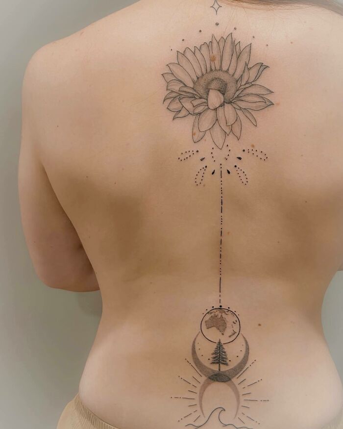 tatouage fleurs et lune