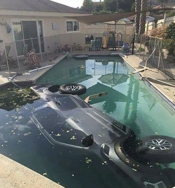 voiture laissée dans une piscine
