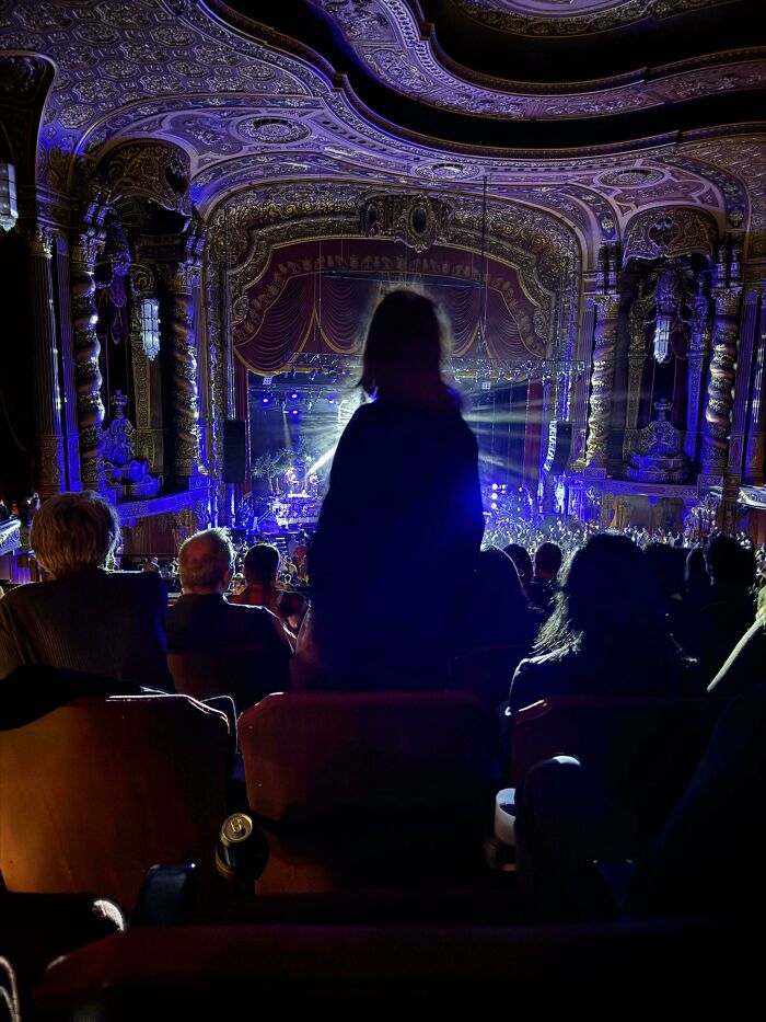 Une personne qui se lève au théâtre 