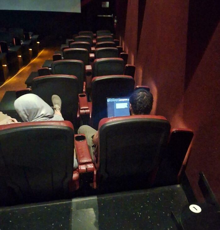 Une personne qui se lève au théâtre 