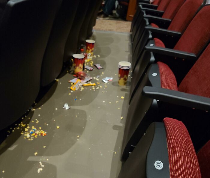 Une personne qui se lève au théâtre 