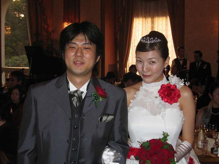 Eiichiro Oda et sa femme lors de leur mariage