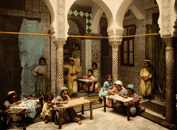 École de broderie arabe, Alger, Algérie, vers 1899