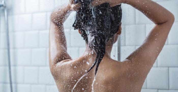 femme sous la douche