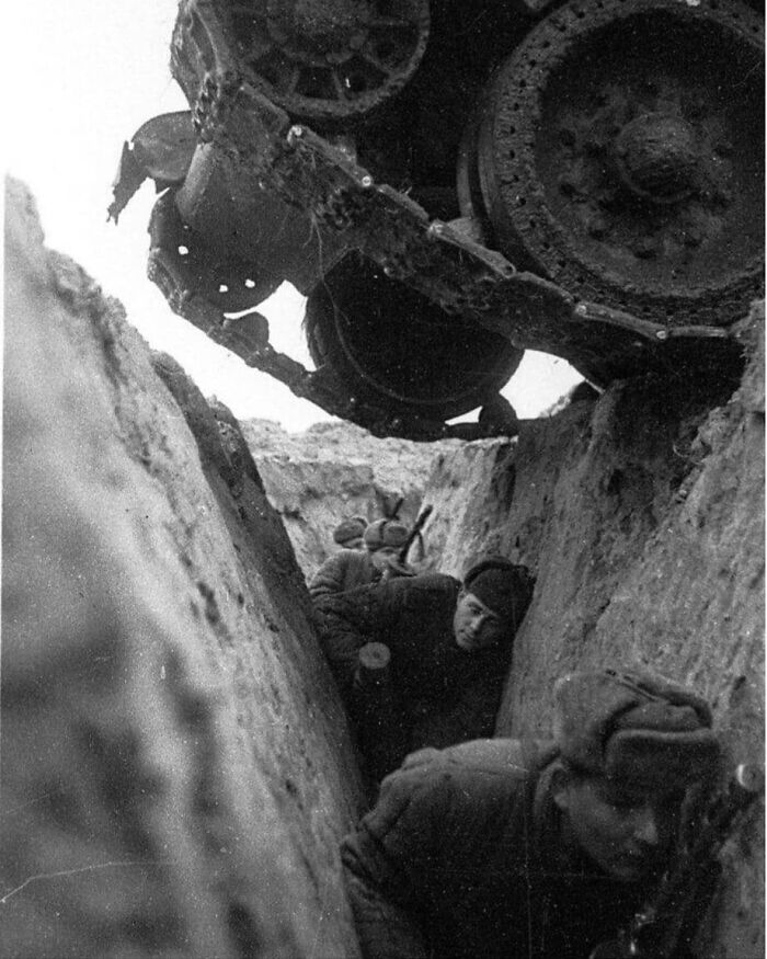 Un char russe T-34 passe au-dessus de soldats pendant la bataille de Koursk, en 1943