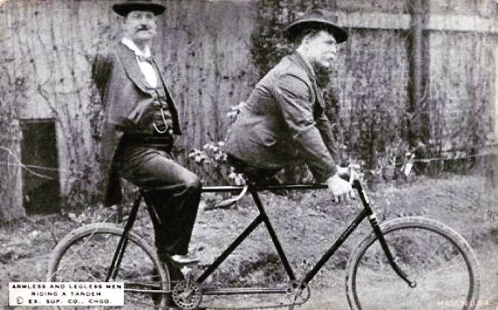 Un tandem avec 2 hommes lourdement handicapés en 1890