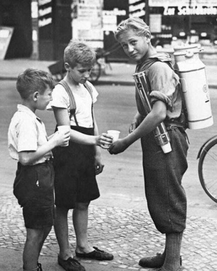 U¨n jeune garçon qui vend de la limonade avec un distributeur de limonade portable à Berlin en Allemagne en 1931