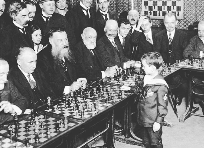 Samuel Reshevsky, 8 ans, jouant contre plusieurs maîtres d’échecs à la fois en France