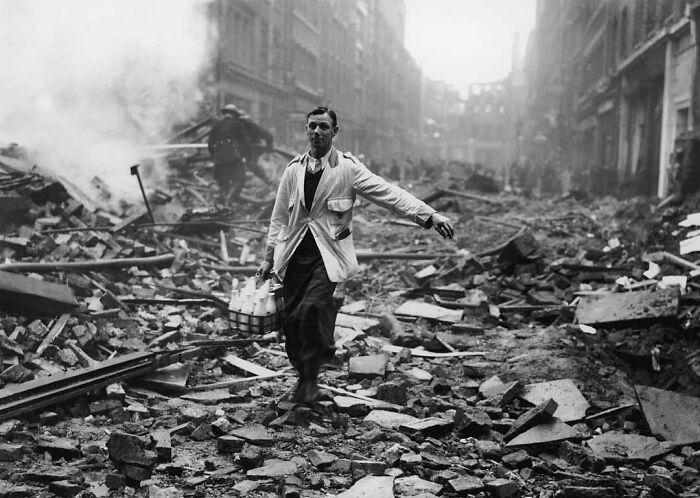 Après un bombardement allemand à Londres, en 1940