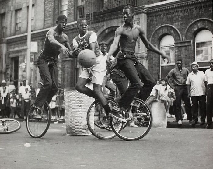 Un match de basket-ball en monocycle à Harlem, vers les années 1960