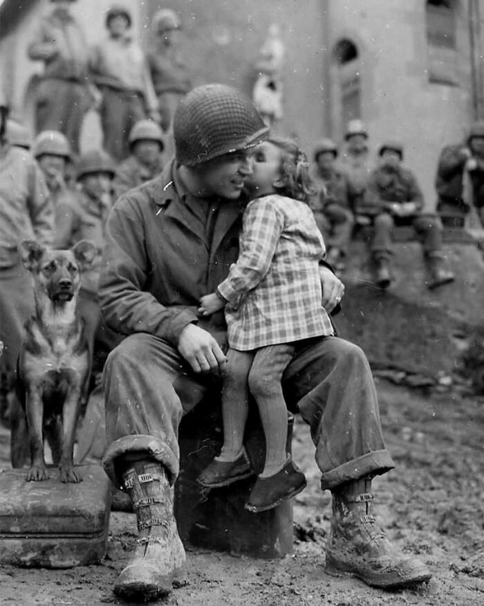 Une petite fille française embrasse un soldat américain le jour de la Saint-Valentin, en 1945