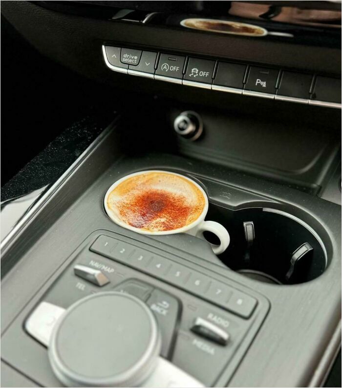 Une tasse à café dans le porte gobelet de la voiture