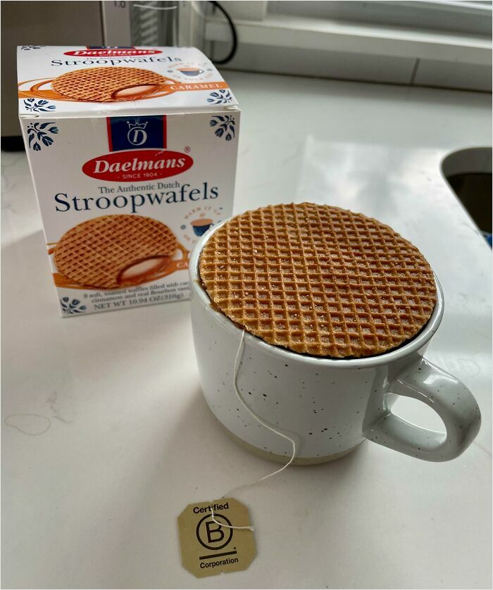 Une gaufre parfaite dans la tasse de thé