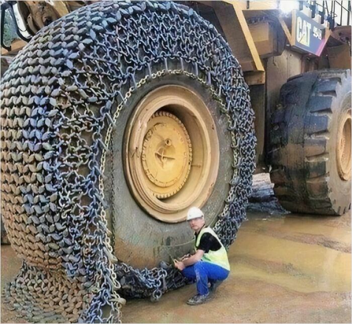 Installation de chaînes sur des roues gigantesques