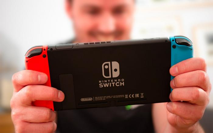 joueur avec une switch dans les mains 