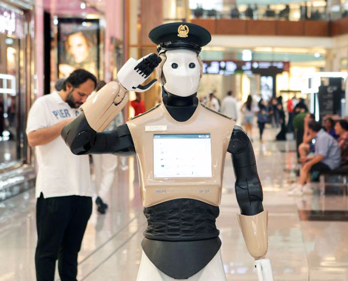 un robot policier