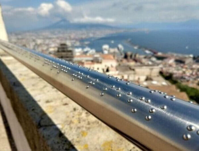 Une barrière en braille dessus pour décrire la vue