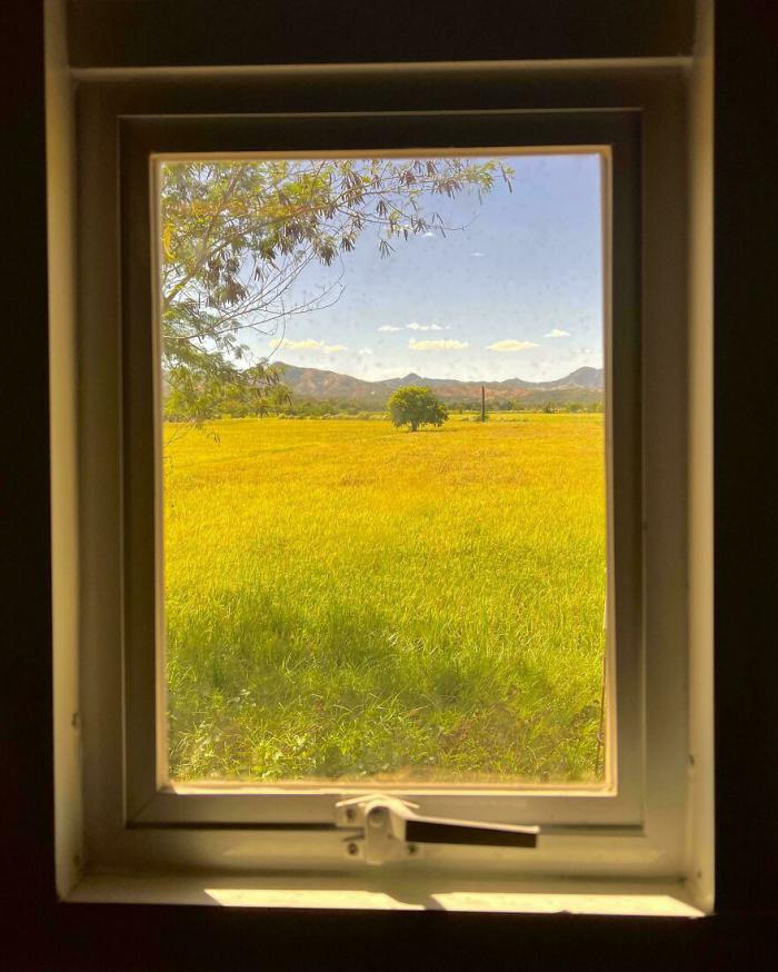 Un paysage façon tableau à travers une fenêtre