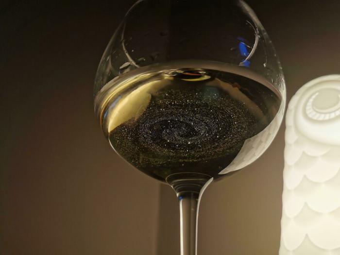 Une galaxie dans un verre de vin