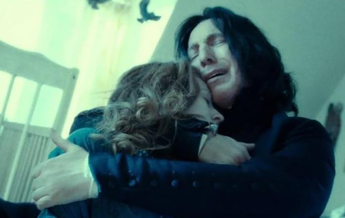 Rogue tient Lily Potter morte dans ses bras