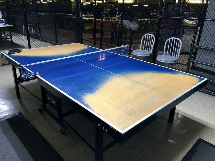 Une table de ping pong qui arrive en fin de vie