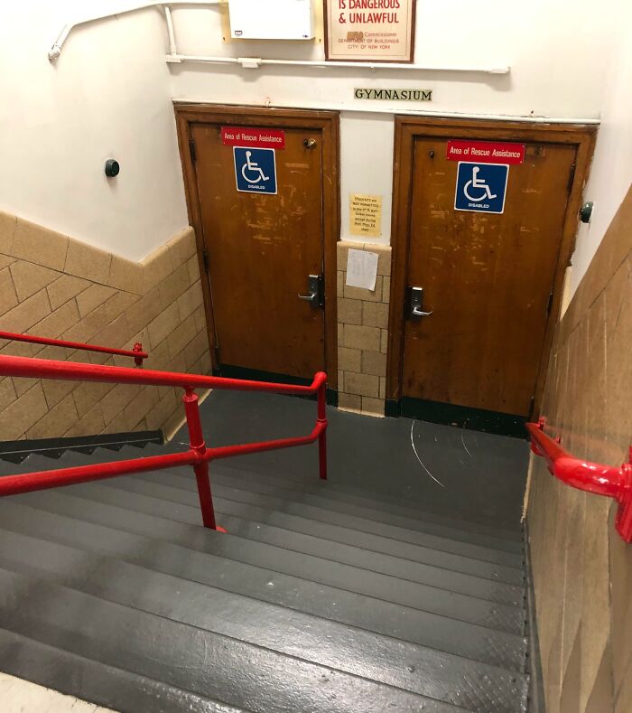 des WC handicapés