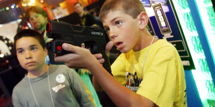 Jouer avec une arme en plastique ne rend pas un enfant plus violent