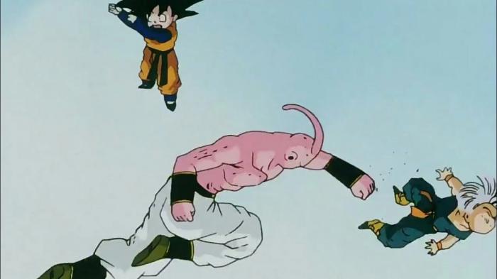 Super Buu attaque Trunks pendant la fusion