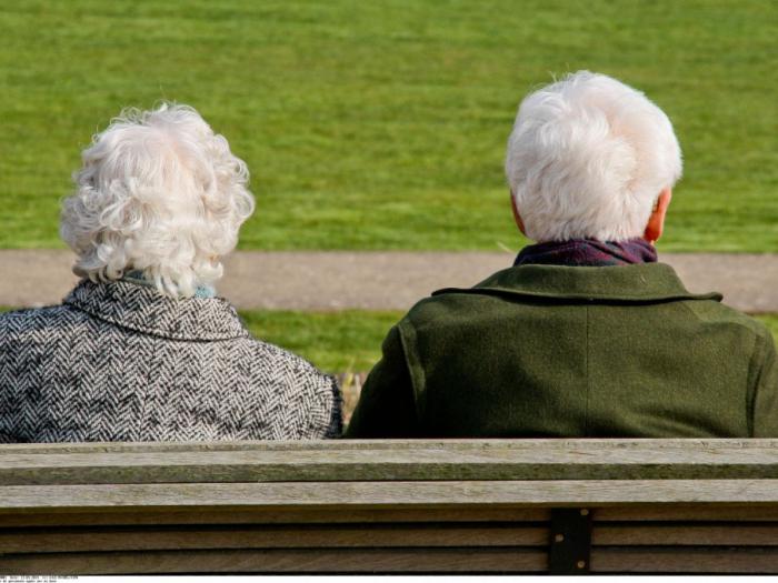 personnes âgées sur un banc