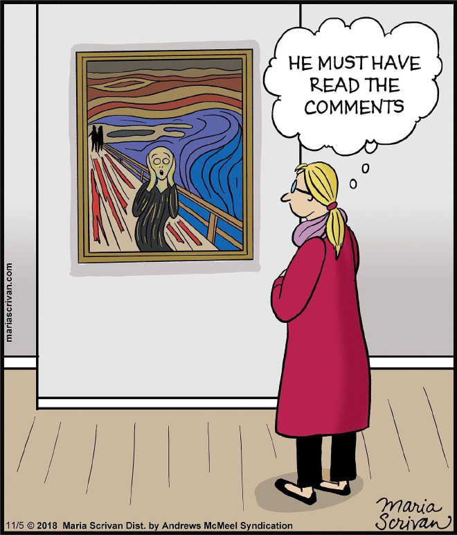 une femme devant un tableau