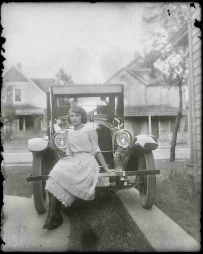 femme sur une voiture 1920