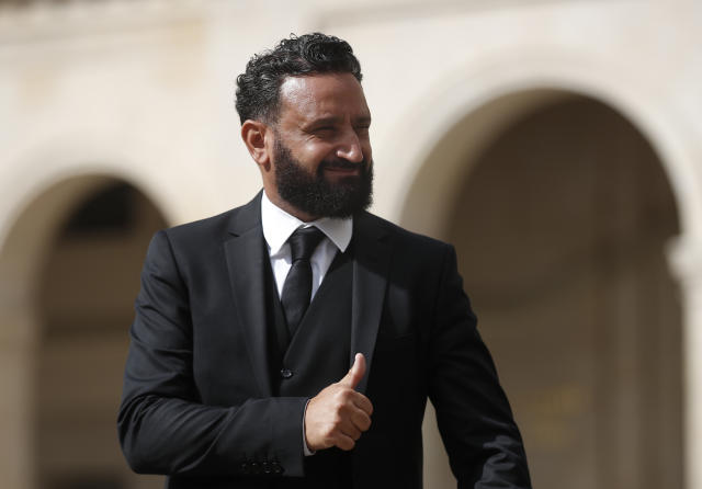 cyril hanouna pouce en l