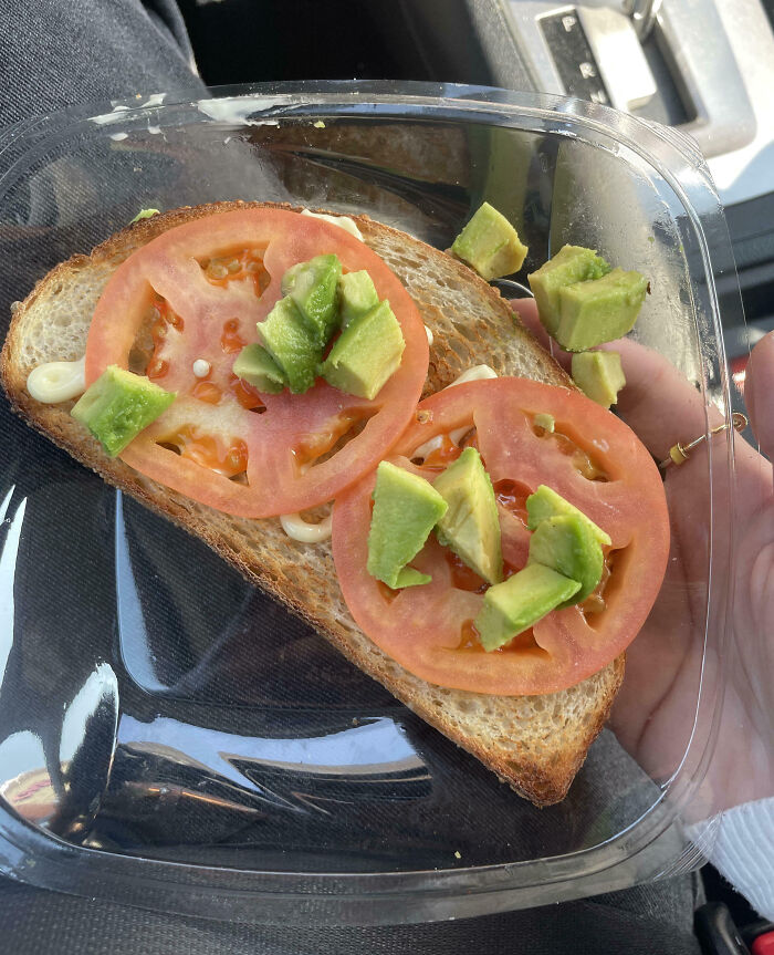 Un toast tomate avocat