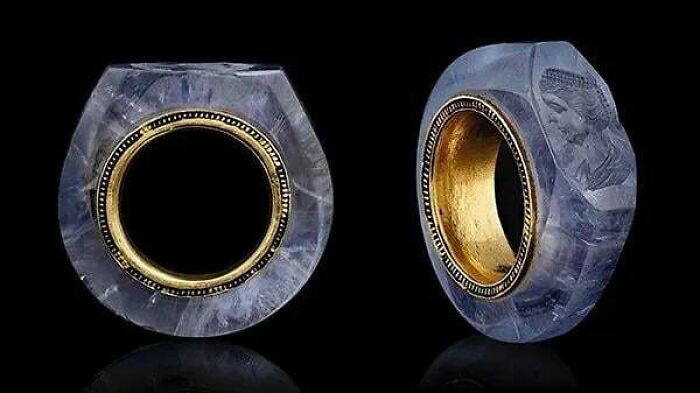 Bague en saphir vieille de 2 000 ans