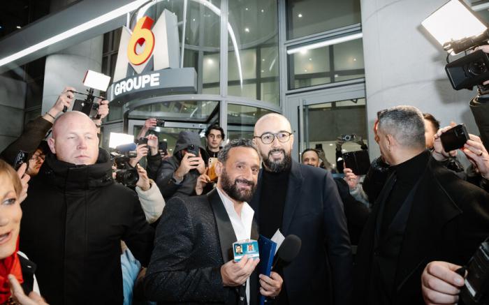 Hanouna devant le siège de M6