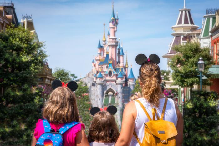 Famille à Disneyland 