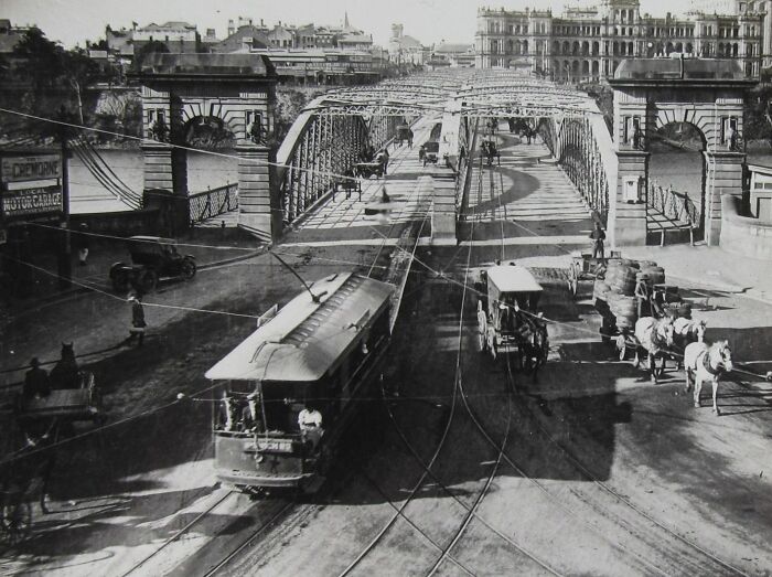 Circulation sur le pont Victoria Bridge en Australie dans les années 20