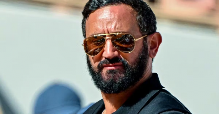 Cyril Hanouna avec des lunettes de soleil