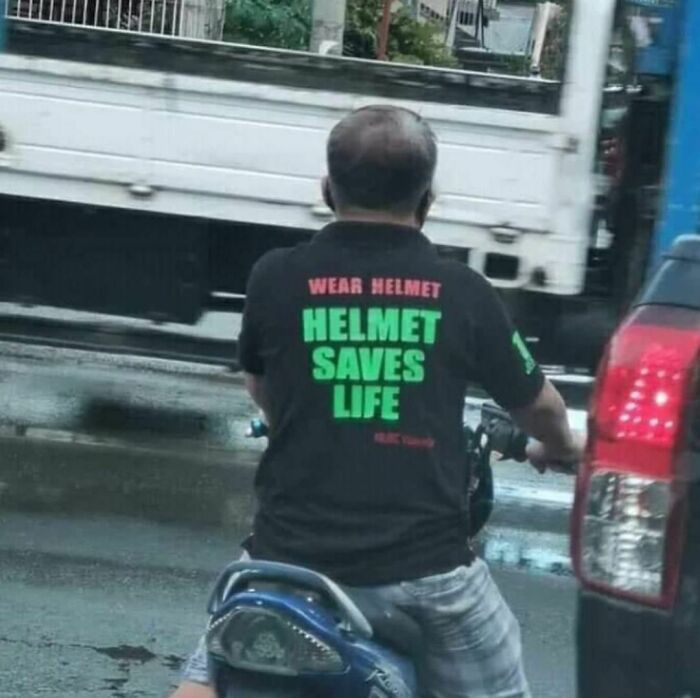 un tshirt sur un homme en scooter