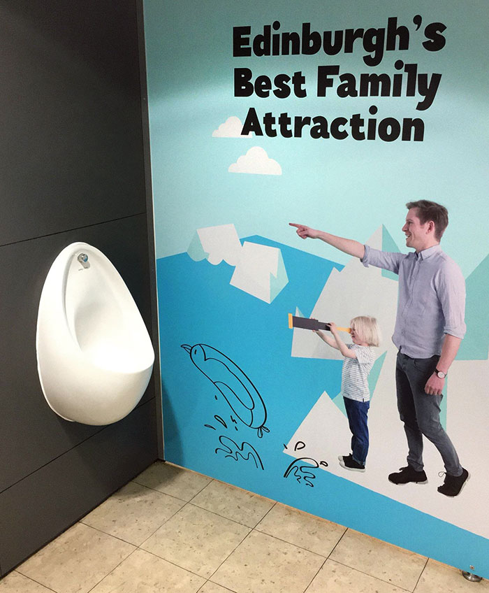 une attraction familiale dans les WC